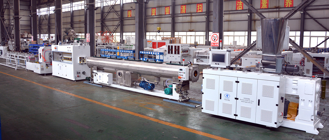 Output tinggi umur panjang konsumsi lebih rendah 32-110mm Double dan Single Station PVC Pipe Making Machine Line Produksi