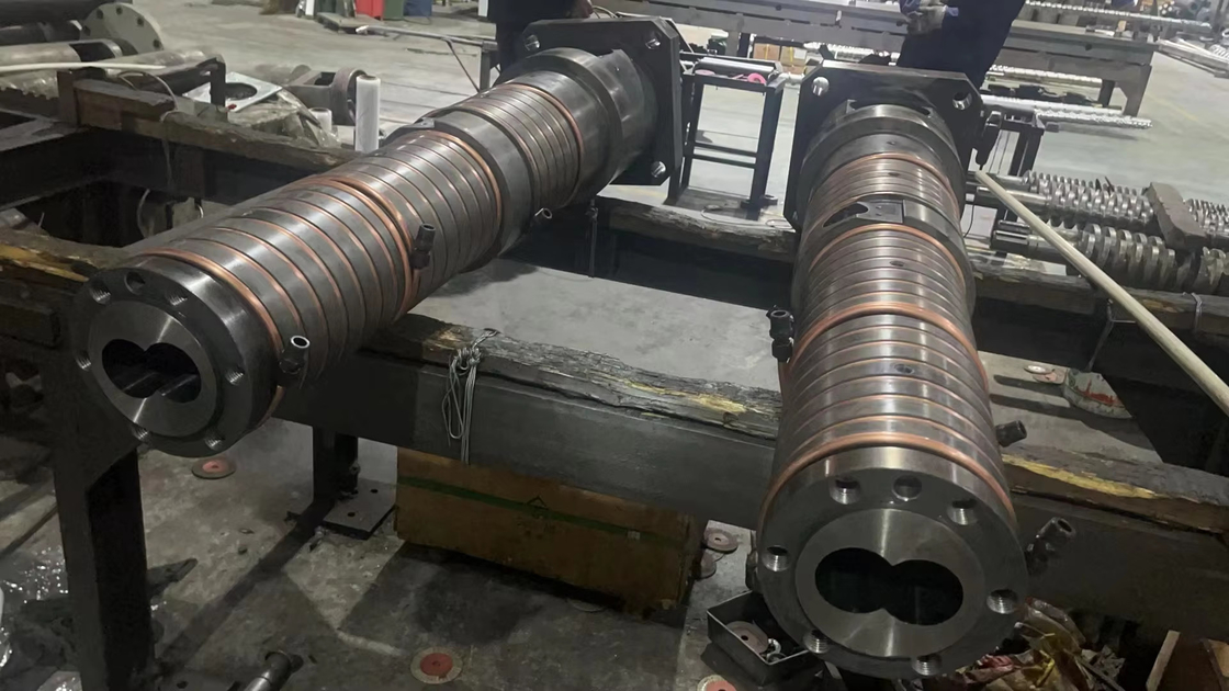 Plastik Extruder Konik Twin Screw dan Barrel / Bi-Metal Screw dan Barrel untuk Double Twin Screw Extruders