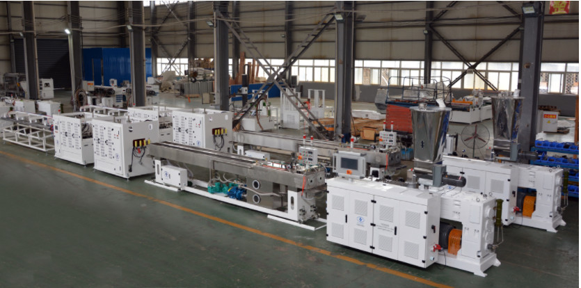 1-6 inci PVC Pipe Line Produksi dengan HYZS65/132 kerucut konik ganda sekrup extruder dengan motor 45kw dan output 420kg/h