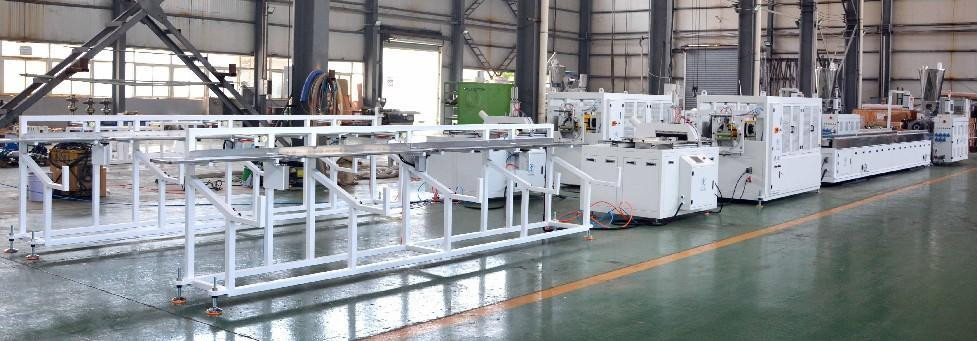 WPC kayu plastik profil 240mm PVC dinding berbusa panel dekrocation mesin ekstrusi 55/120 PVC ganda sekrup extruder