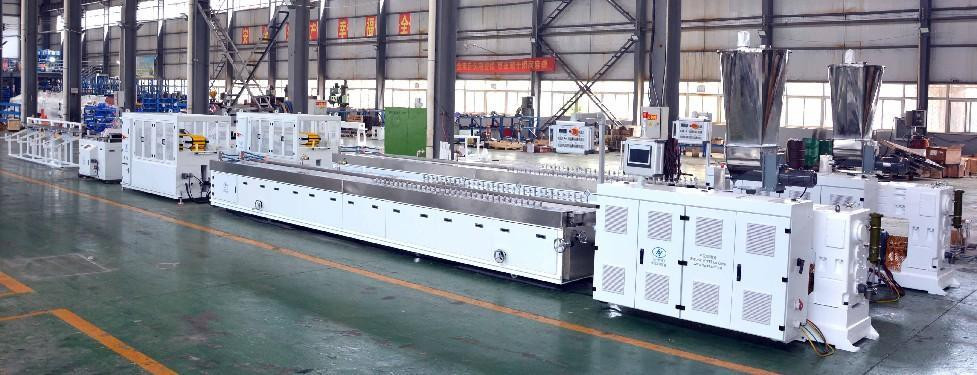 WPC kayu plastik profil 240mm PVC dinding berbusa panel dekrocation mesin ekstrusi 55/120 PVC ganda sekrup extruder