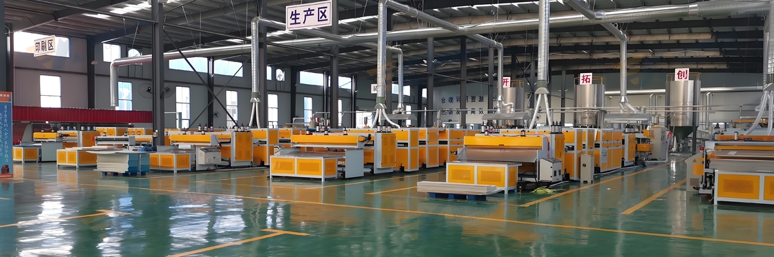 1400 / 1800mm PP Hollow Grid Board Mesin PP Plastik Pengolahan Hollow Board Extrusion Line