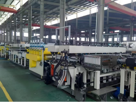 1400 / 1800mm PP Hollow Grid Board Mesin PP Plastik Pengolahan Hollow Board Extrusion Line